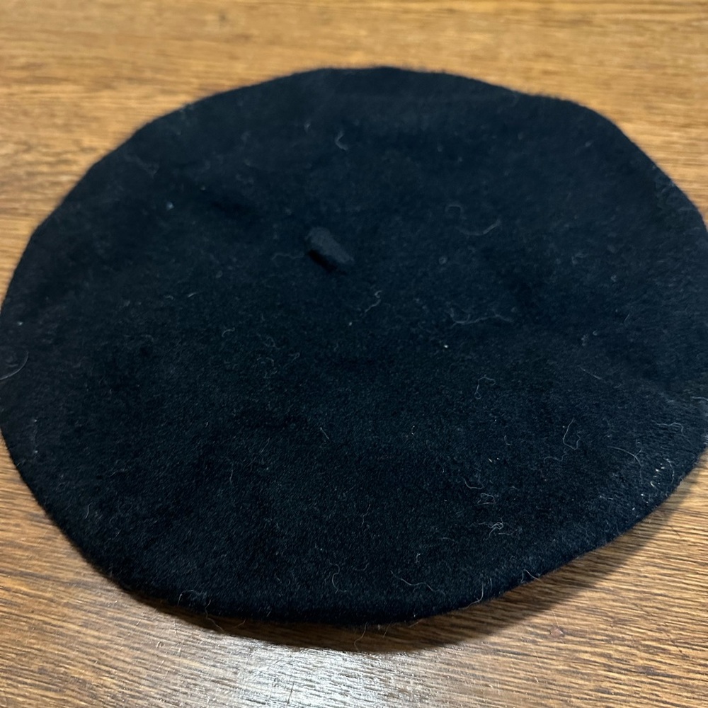 Black felted beret